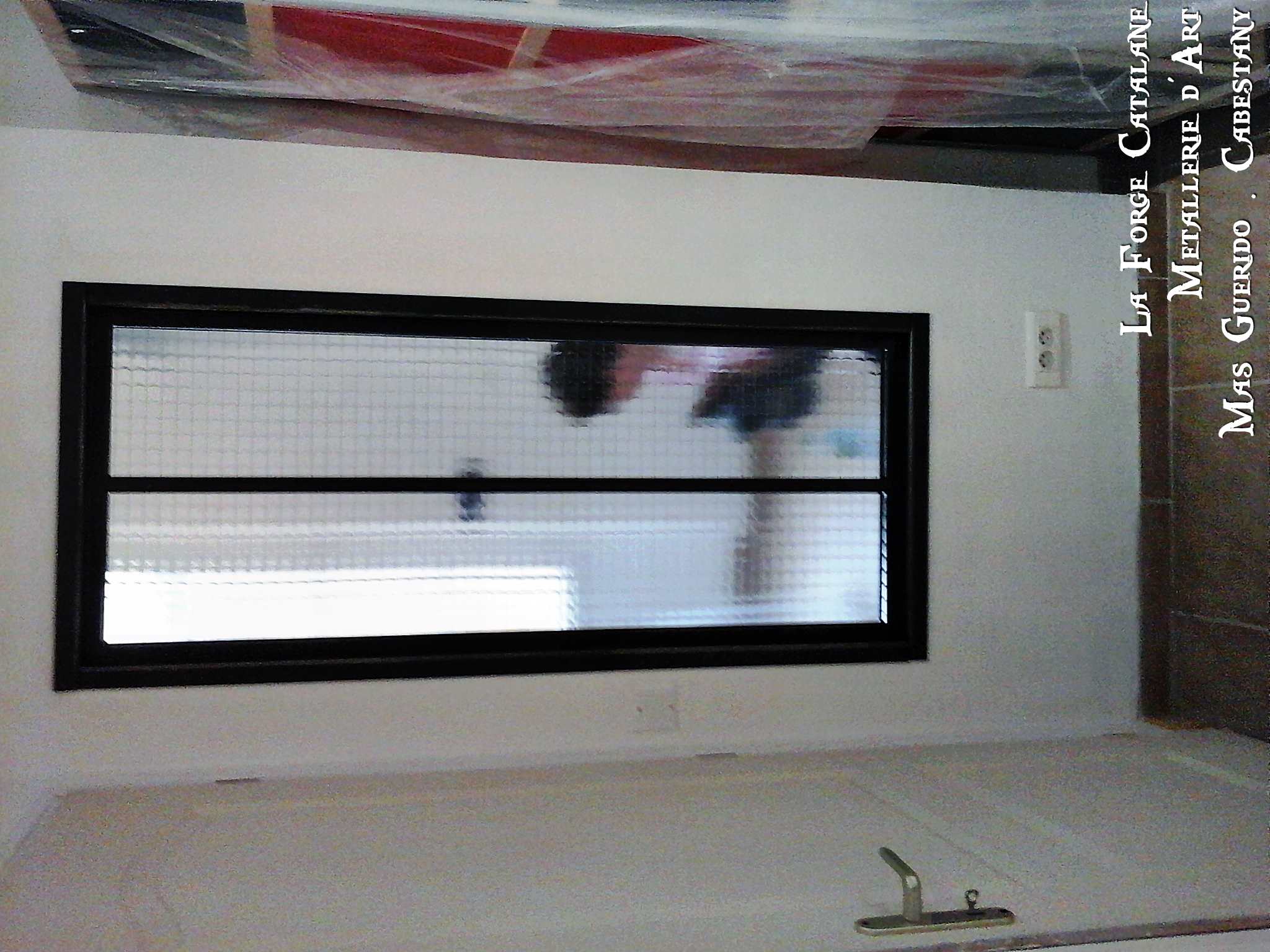 verriere fixe vitrage armee toute hauteur et capotage fer forge catalane cabestany.jpg